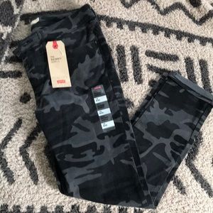 Levi 711 skinny black camouflage jeans